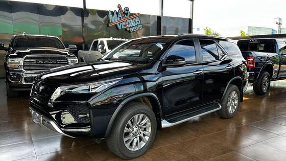 TOYOTA HILUX SW4 2.8 D-4D TURBO DIESEL SRX 4X4 AUTOMÁTICO TOYOTA HILUX SW4 2.8 D-4D TURBO DIESEL SRX 4X4 AUTOMÁTICO